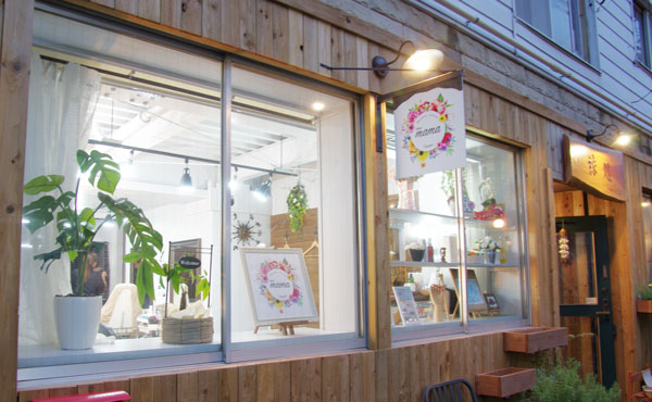 アトリエmama外観（居酒屋「縁処（ゆかりどこ）」隣）
